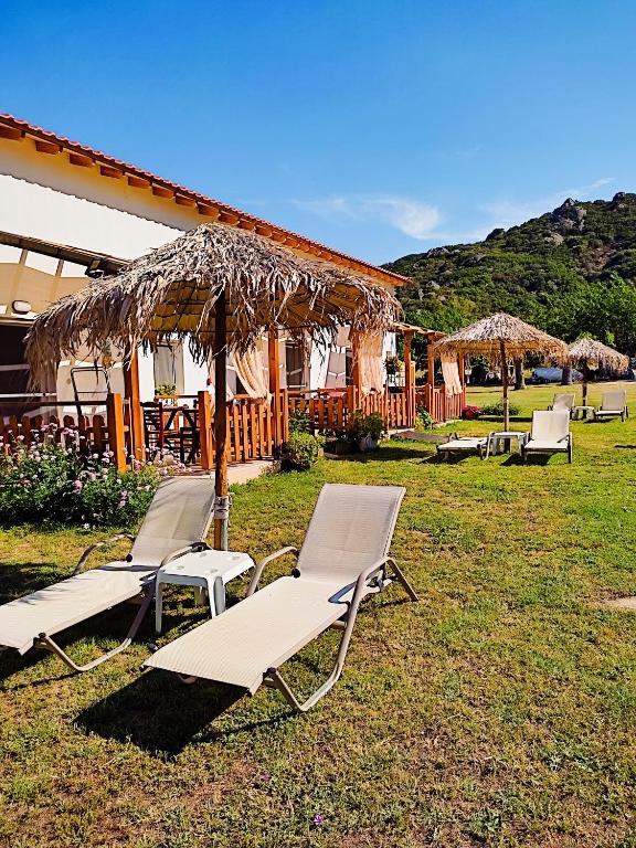 Κήπος με ξαπλώστρες - Achilleas Peaceful Place