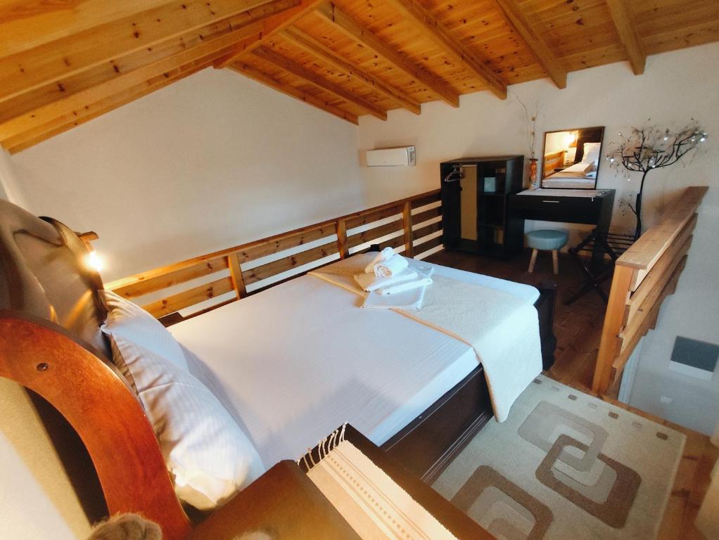 Διαμέρισμα Α - Υπνοδωμάτιο πατάρι